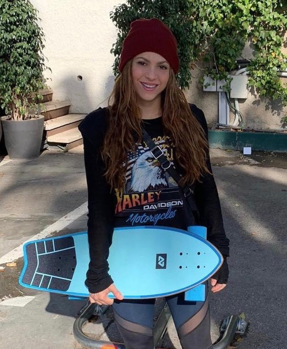 Shakira con el skate de sus hijos