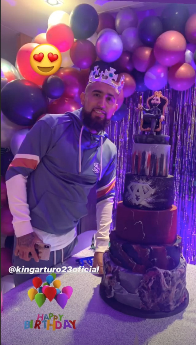 Arturo Vidal con su pastel de cumpleaños