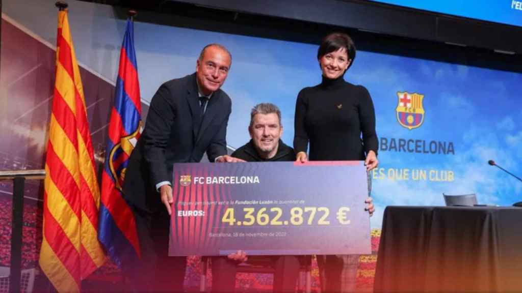 Rafa Yuste, Juan Carlos Unzué, y Maria José Arregui sujetan el cheque simbólico para la Fundación Luzón / FCB