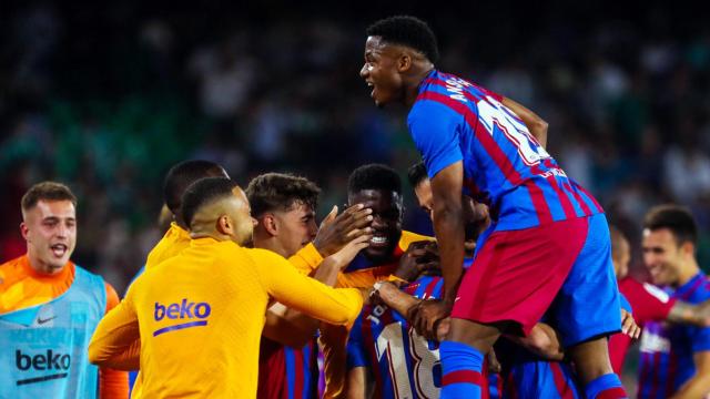 El Barça de Xavi, celebrando la victoria contra el Real Betis en el Benito Villamarín / FCB