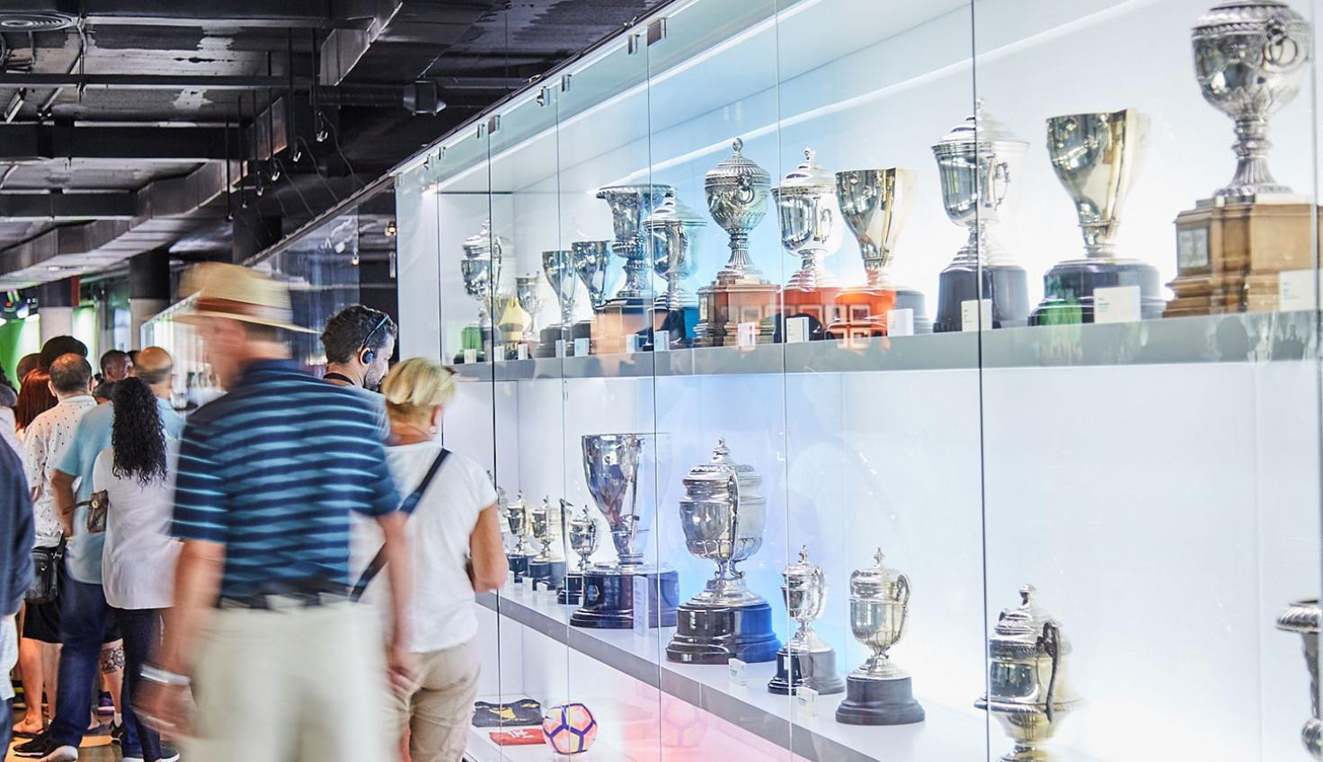 Aficionados visitando el Museo del Barça / FCB