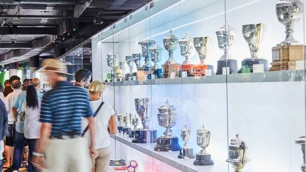 Aficionados visitando el Museo del Barça / FCB