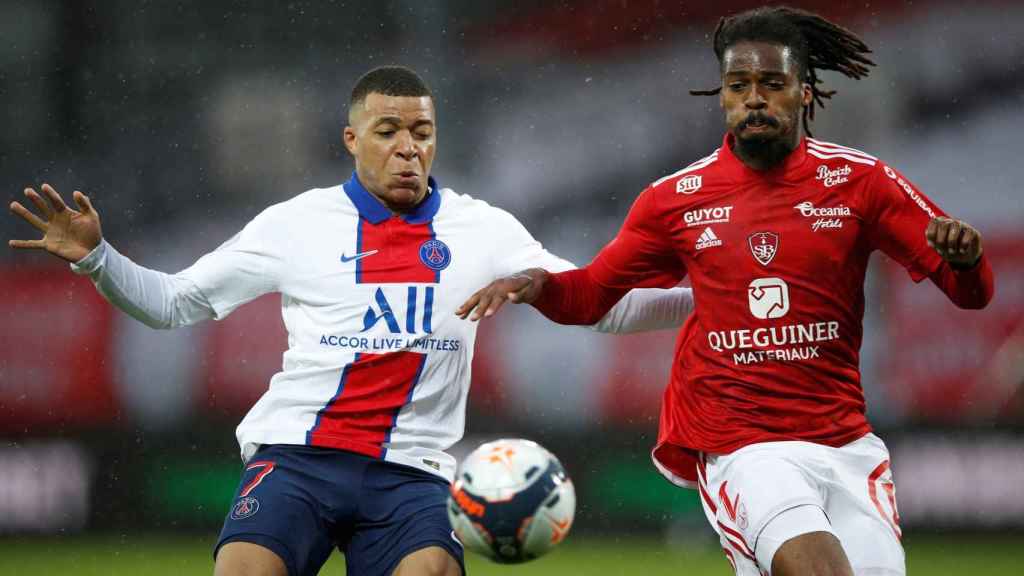 Mbappé luchando un balón en el Brest-PSG / EFE