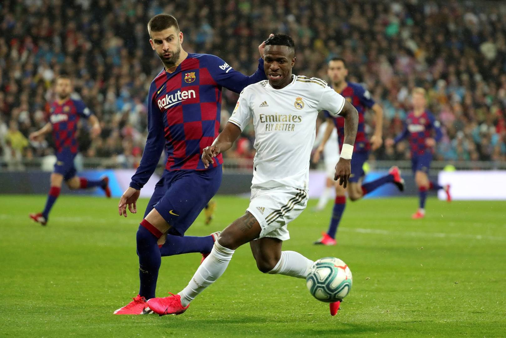 Piqué, contra Vinicius en un Real Madrid-Barça | EFE