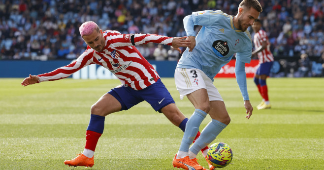 Antoine Griezmann y Mingueza, luchando por un balón en el Celta Atlético : EFE