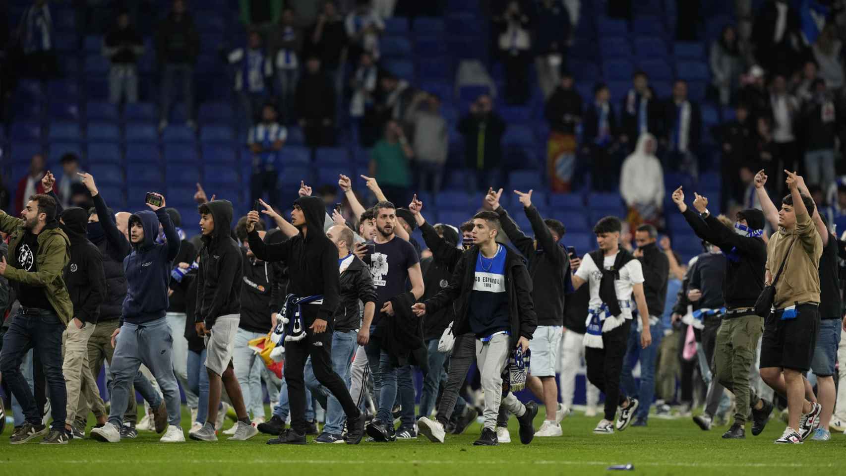 Seguidores ultras del Espanyol invaden el campo tras ganar el Barça la Liga en su estadio / EFE