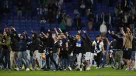 Seguidores ultras del Espanyol invaden el campo tras ganar el Barça la Liga en su estadio / EFE