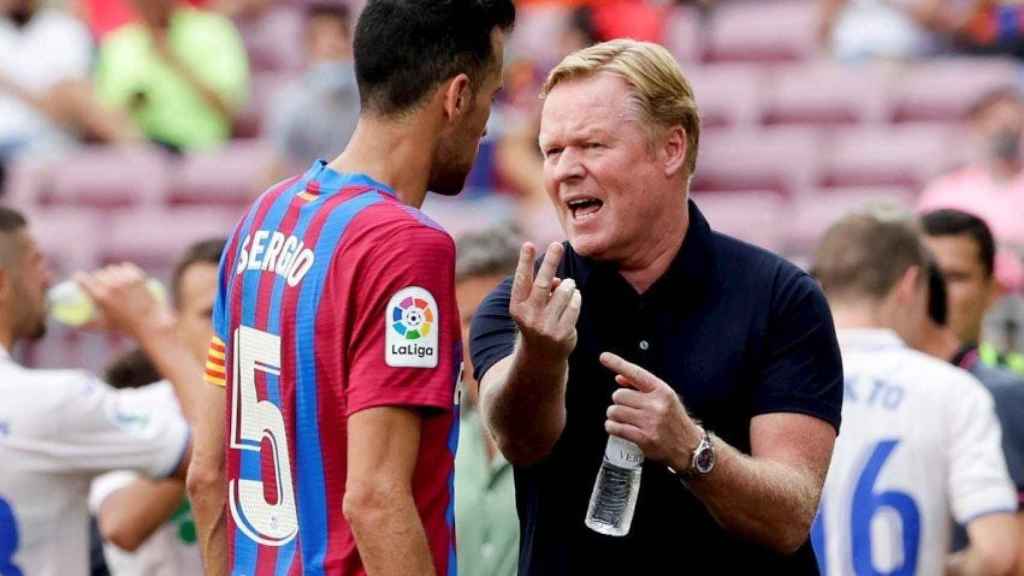 Ronald Koeman da órdenes a Sergio Busquets durante el partido ante el Getafe / EFE