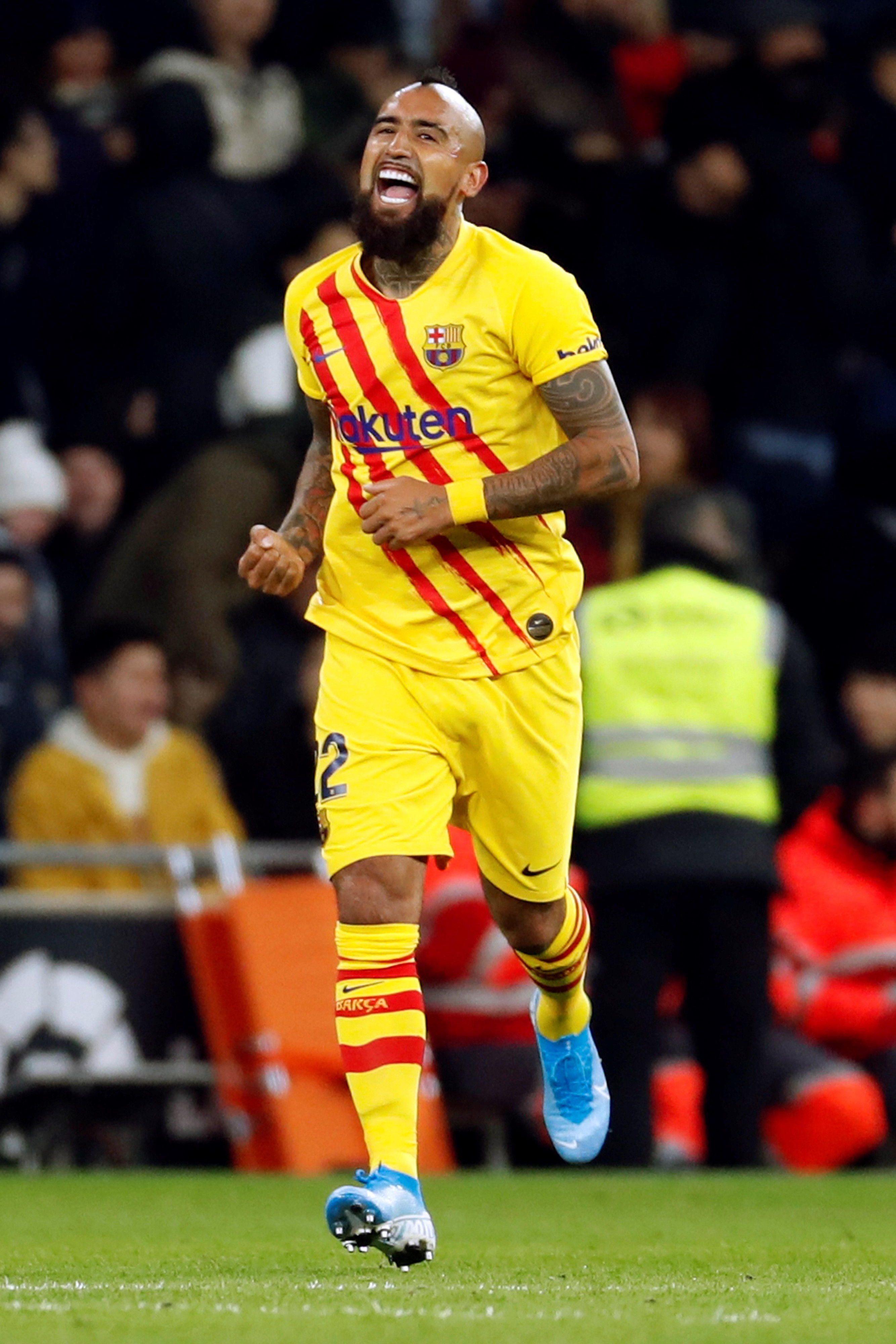 Arturo Vidal celebra el segundo gol del Barça contra el Espanyol en Cornellà-El Prat / EFE
