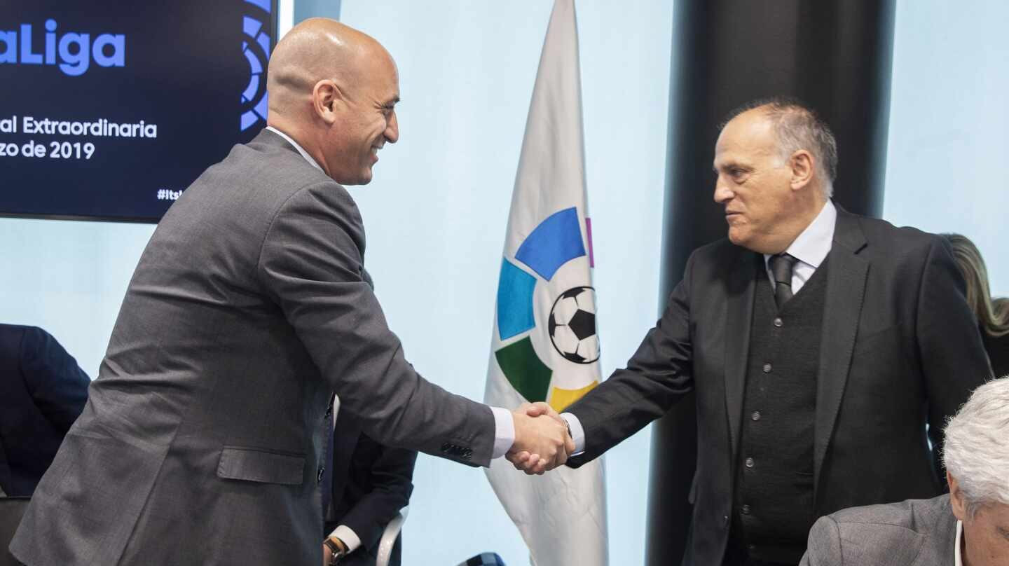 Javier Tebas, presidente de la Liga, y Luis Rubiales, de la RFEF, en una imagen de archivo / EFE