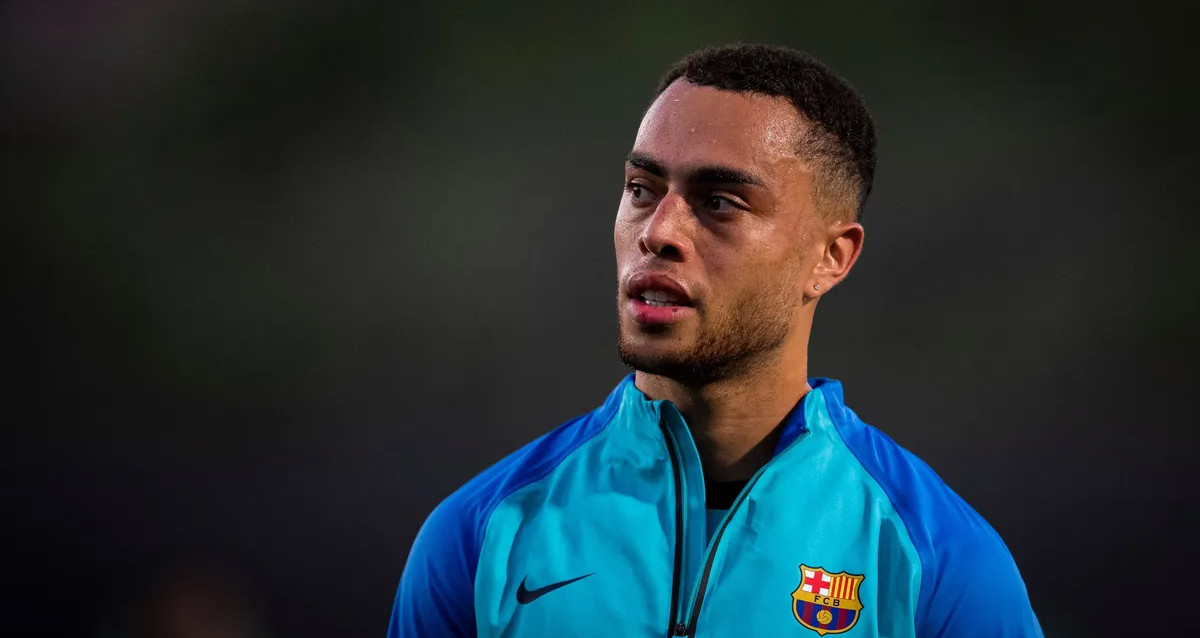 Sergiño Dest, atento, en un entrenamiento del Barça de Xavi / FCB