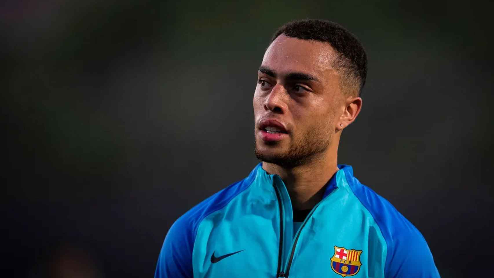 Sergiño Dest, atento, en un entrenamiento del Barça de Xavi / FCB