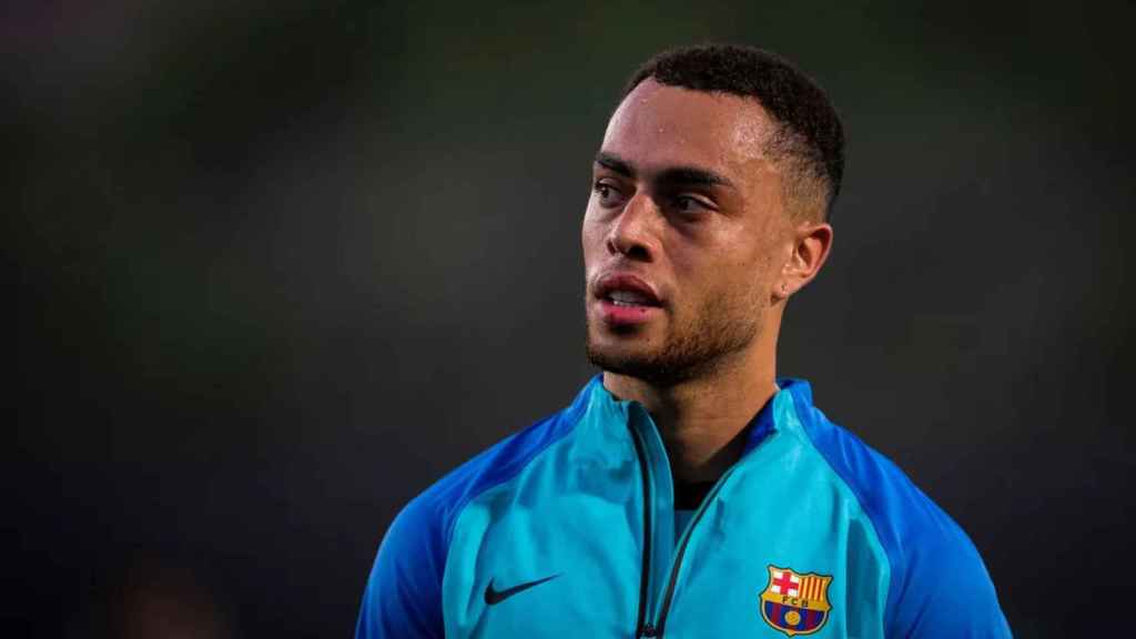 Sergiño Dest, atento, en un entrenamiento del Barça de Xavi / FCB