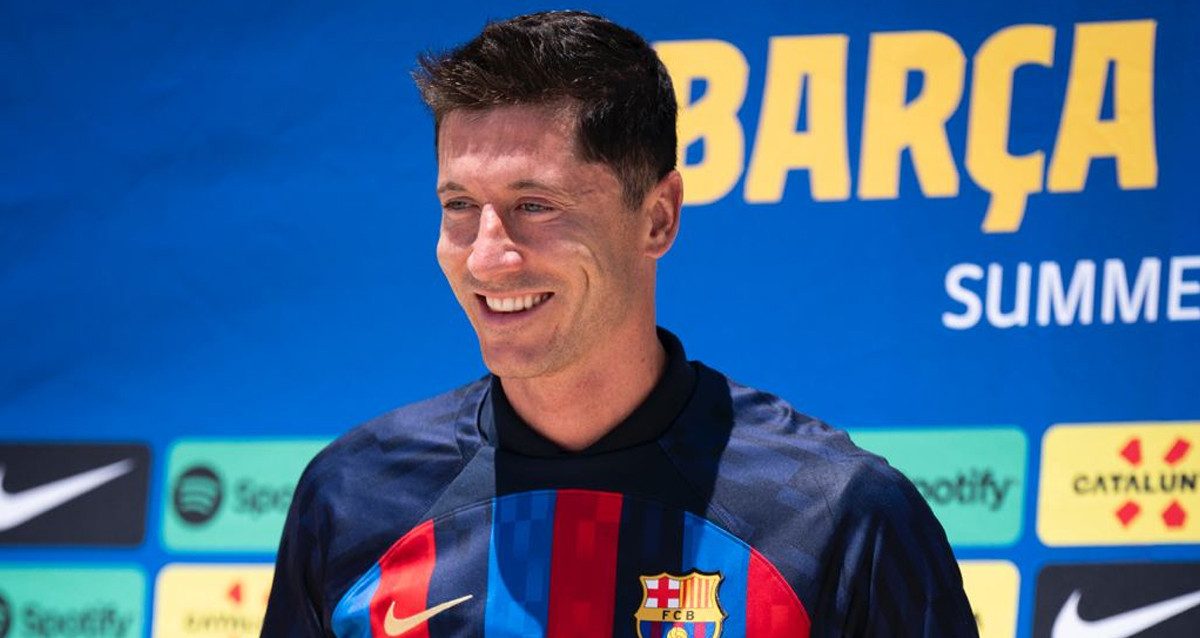 Robert Lewandowski, posando la camiseta del Barça, en su atípica presentación en Miami / FCB