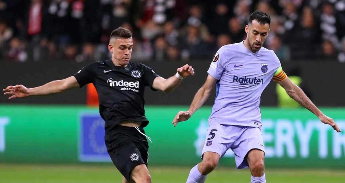 Sergio Busquets, en una disputa de balón contra Rafael Santos Borré, durante el Eintraicht-Barça / FCB