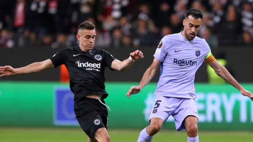 Sergio Busquets, en una disputa de balón contra Rafael Santos Borré, durante el Eintraicht-Barça / FCB