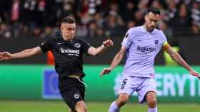 Sergio Busquets, en una disputa de balón contra Rafael Santos Borré, durante el Eintraicht-Barça / FCB