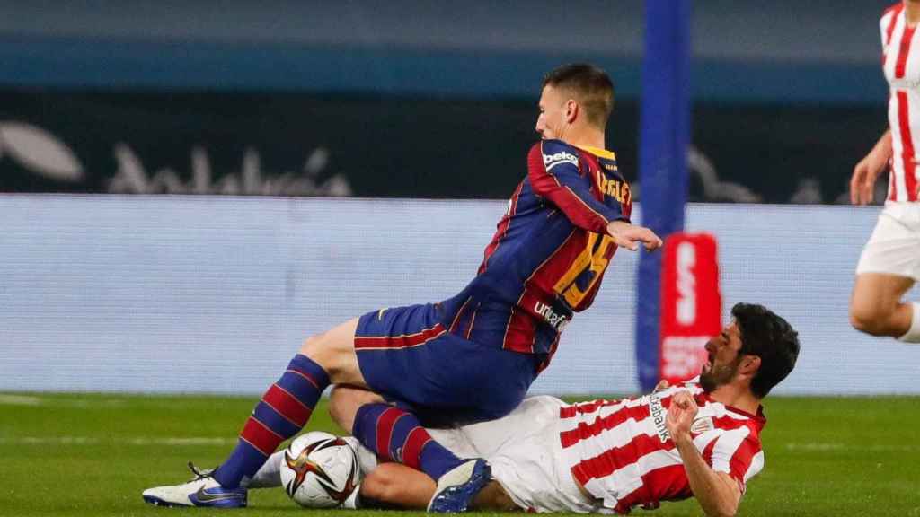 Lenglet en una acción con Raúl García / RFEF