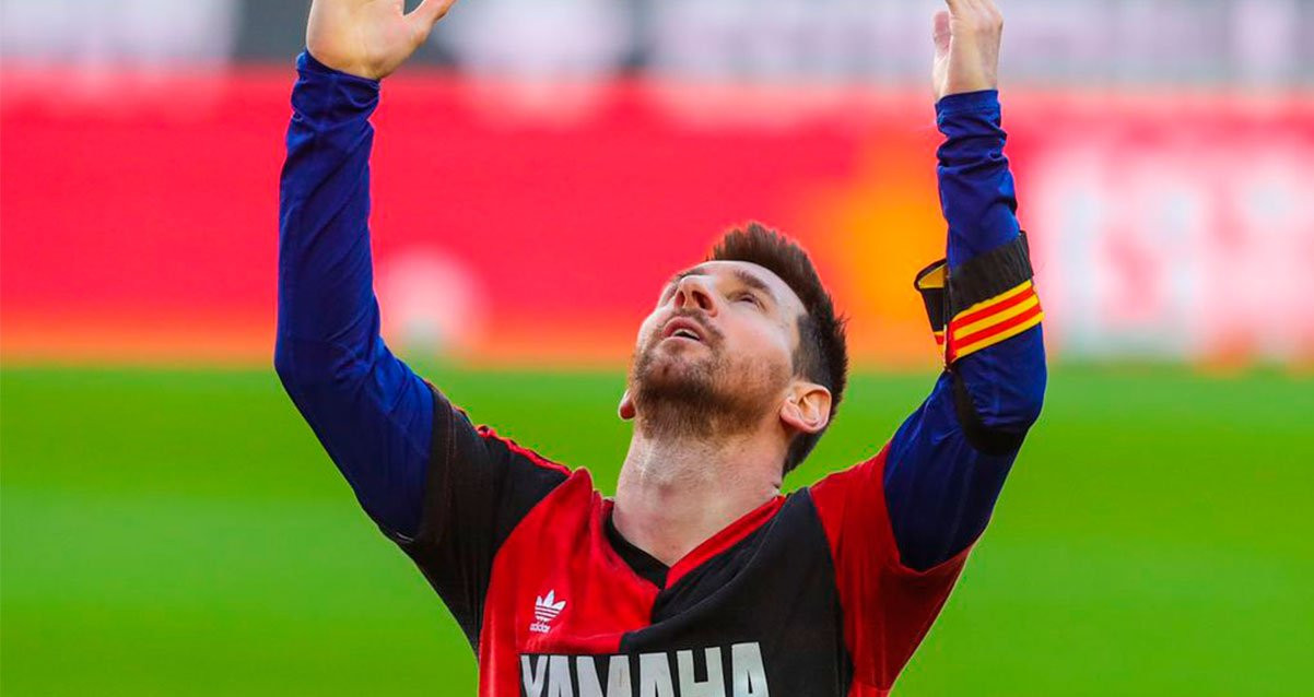 Leo Messi rinde homenaje a Maradona en el Camp Nou con una camiseta de Newell's / FCB