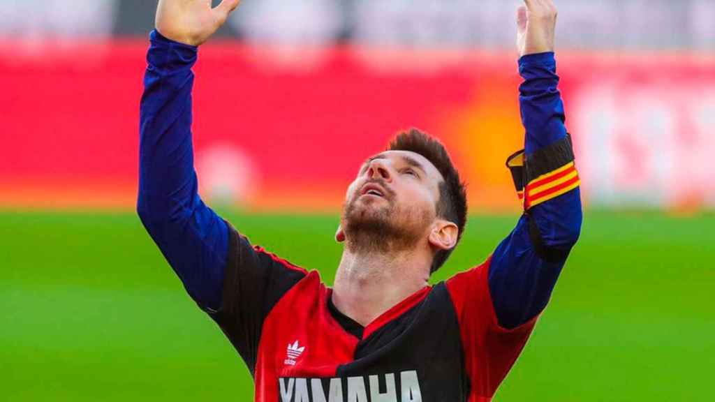 Leo Messi rinde homenaje a Maradona en el Camp Nou con una camiseta de Newell's / FCB