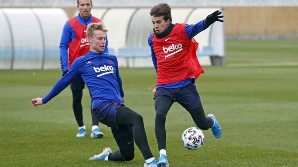 Frenkie de Jong, Arthur Melo y Riqui Puig entrenando con el Barça / FC Barcelona