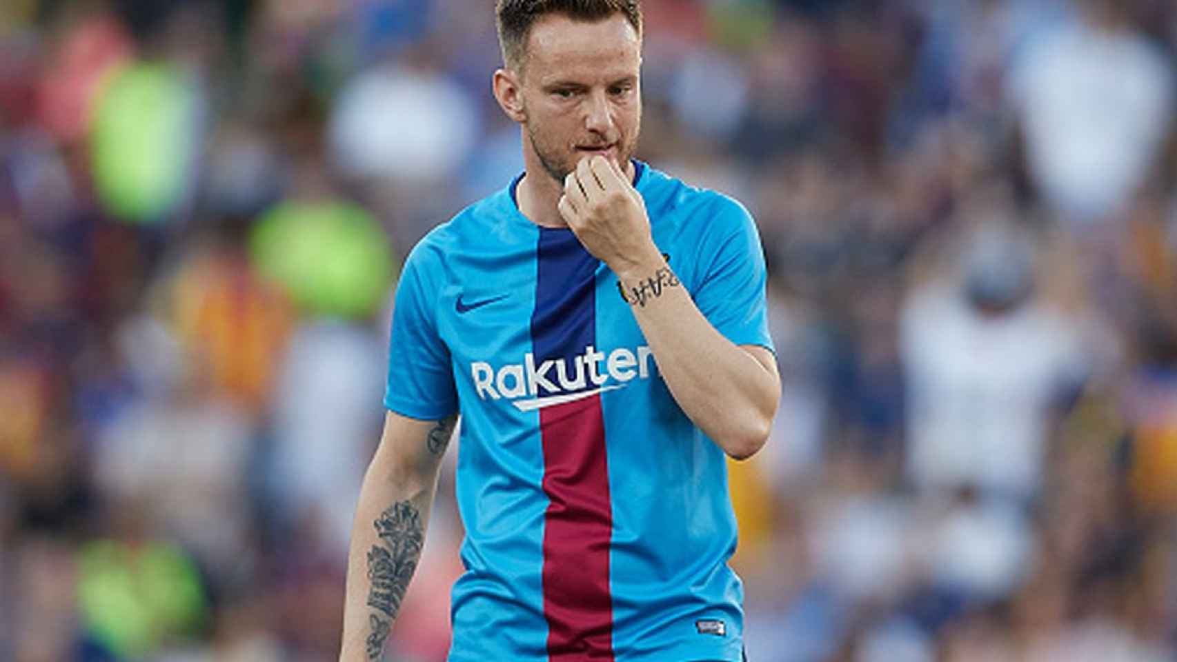 Ivan Rakitic en un calentamiento con el Barça / EFE