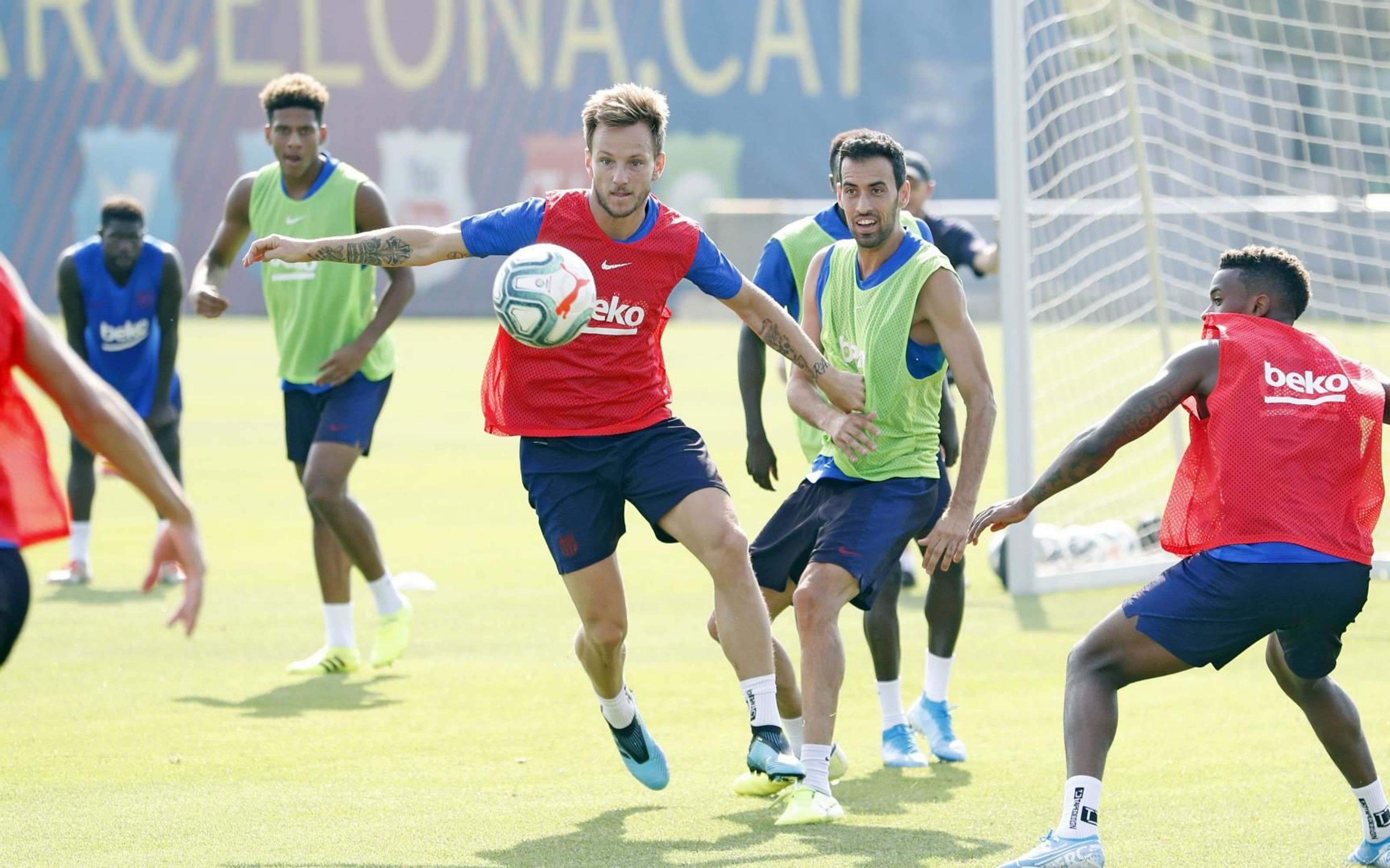 Rakitic, en un entrenamiento del Barça en la Ciutat Esportiva Joan Gamper / FC Barcelona