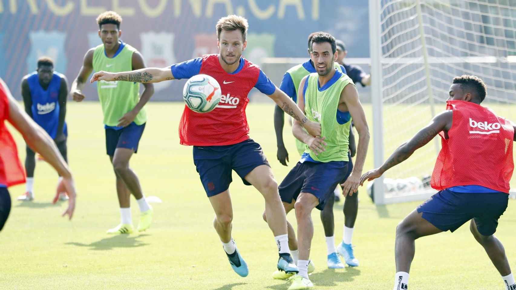 Rakitic, en un entrenamiento del Barça en la Ciutat Esportiva Joan Gamper / FC Barcelona