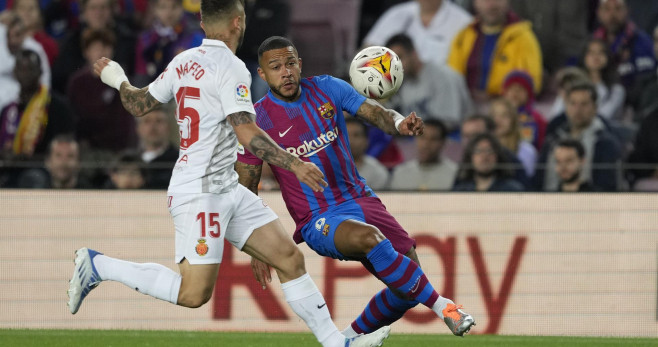 Memphis Depay centra a portería en el barça-Mallorca / EFE