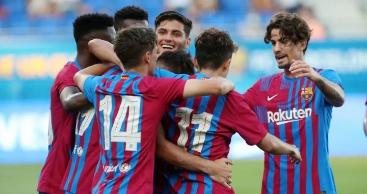 Abrazo del grupo tras anotar uno de los goles ante Nàstic / FCB