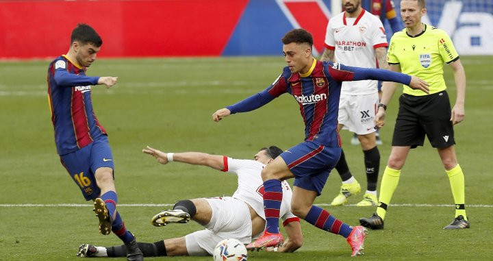 Pedri luchando un balón contra el Sevilla / EFE