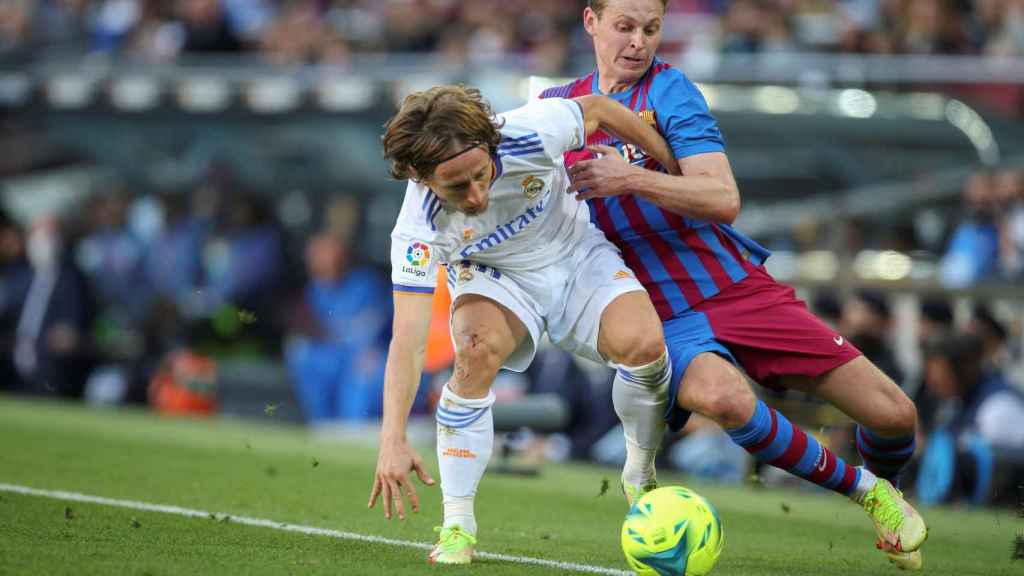 Modric, una de las vacas sagradas del Real Madrid, y De Jong disputan un balón en el Camp Nou / EFE