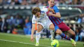 Modric, una de las vacas sagradas del Real Madrid, y De Jong disputan un balón en el Camp Nou / EFE