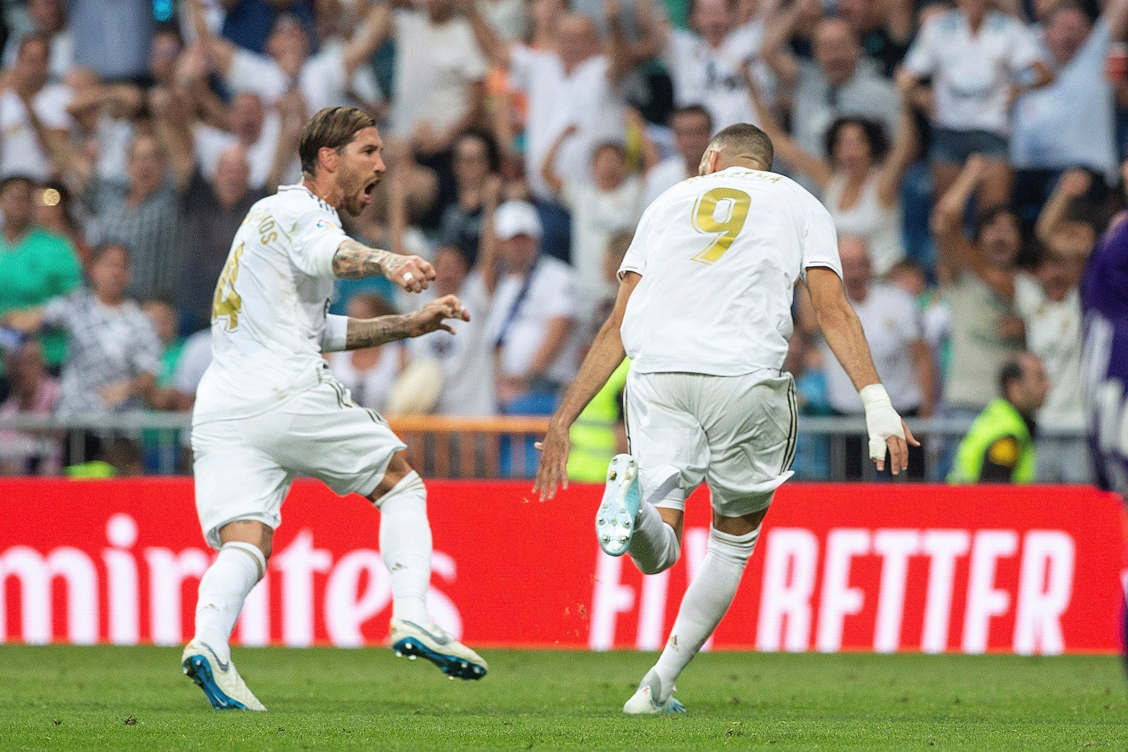 Una foto de Karim Benzema celebrando su gol ante el Valladolid con Sergio Ramos / EFE