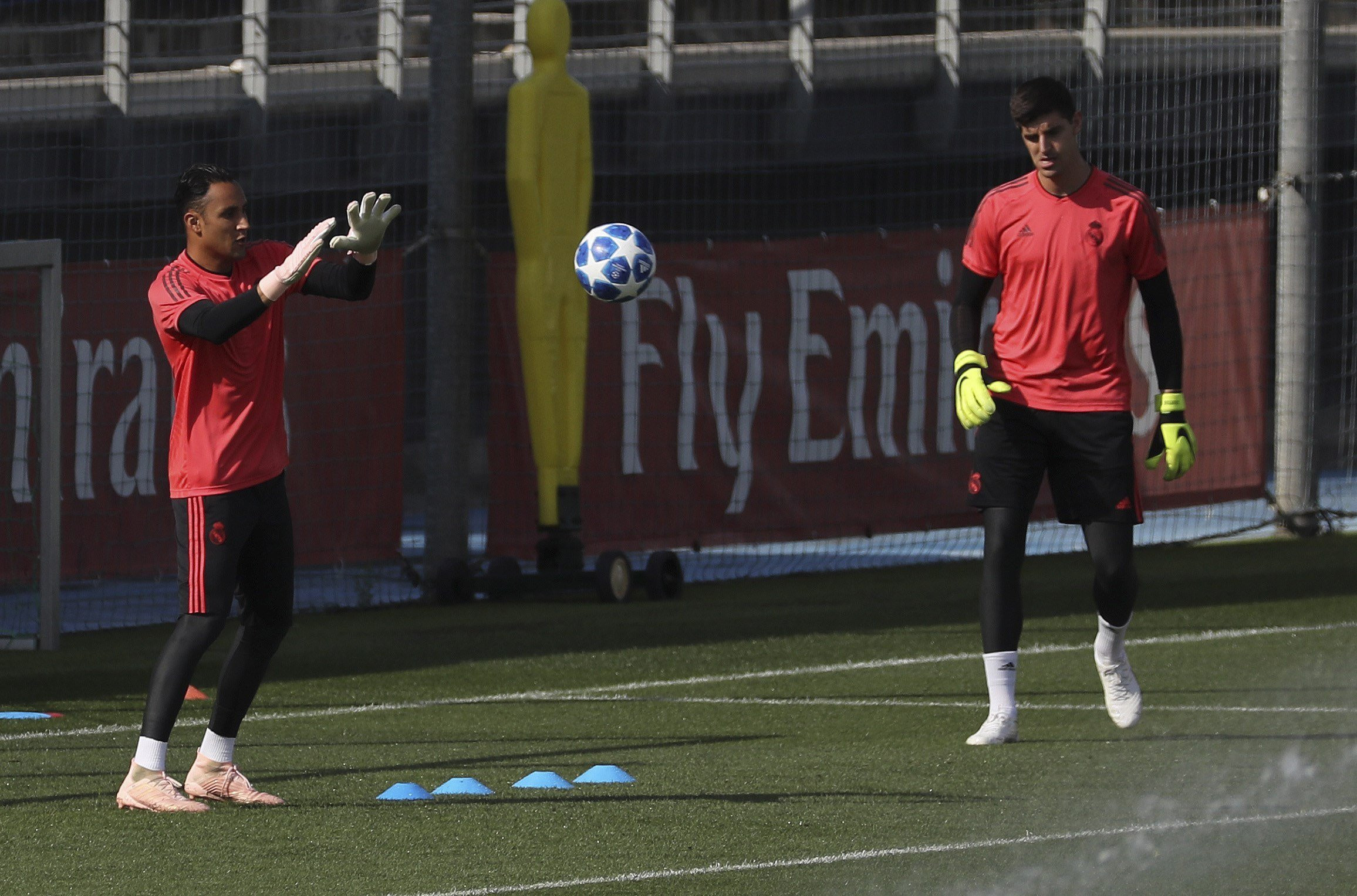 Una foto de archivo de Keylor Navas y Thibaut Courtois durante un entrenamiento del Real Madrid / EFE