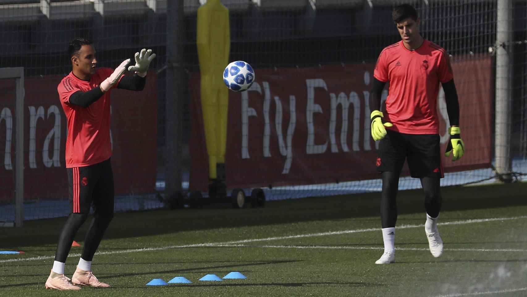 Una foto de archivo de Keylor Navas y Thibaut Courtois durante un entrenamiento del Real Madrid / EFE