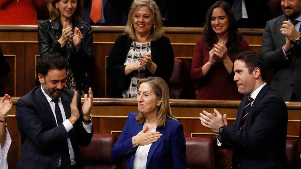 Los diputados del PP Guillermo Mariscal (i) y Teodoro García Egea (d), aplauden a Ana Pastor en la sesión constitutiva del Congreso / EFE