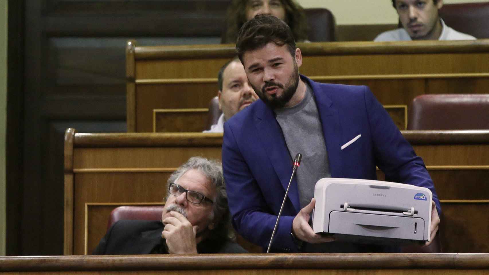 El diputado de ERC Gabriel Rufián, mostrando una impresora en el Congreso en una imagen de archivo / EFE