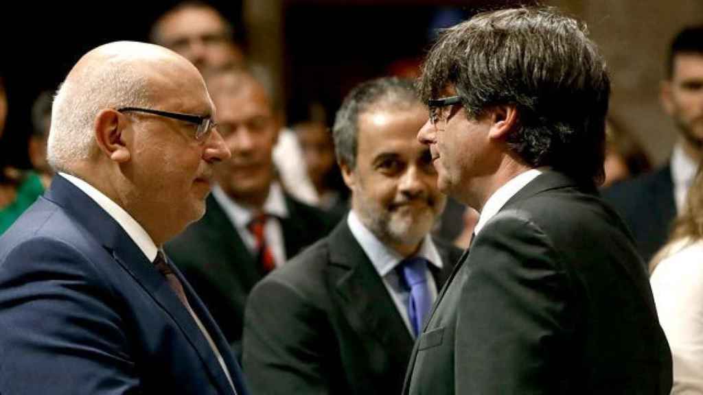 Carles Puigdemont (d), presidente de la Generalitat, despide a Jordi Baiget (i) de la consejería de Empresa y Conocimiento / EFE