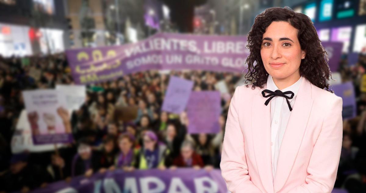 La periodista Koa Beck junto a una manifestacion del 8M / FOTOMONTAJE CG