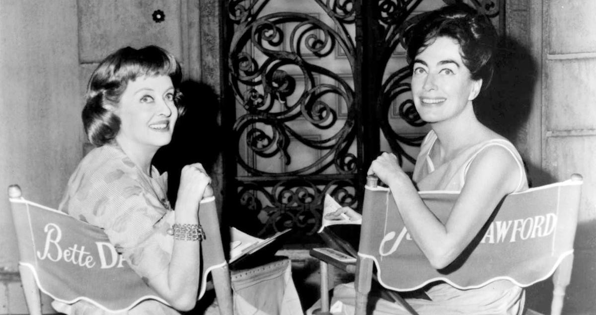 Bette Davis (izq) y Joan Crawford (der) durante el rodaje de una película / ELCINEDEHOLLYWOOD