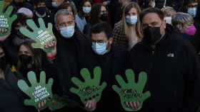 El consejero de Educación, Josep Gonzàlez-Cambray, el presidente de la Generalitat Pere Aragonès y el líder de ERC, Oriol Junqueras, en una manifestación contra la vehicularidad del castellano en el sistema educativo de Cataluña / LUIS MIGUEL AÑÓN