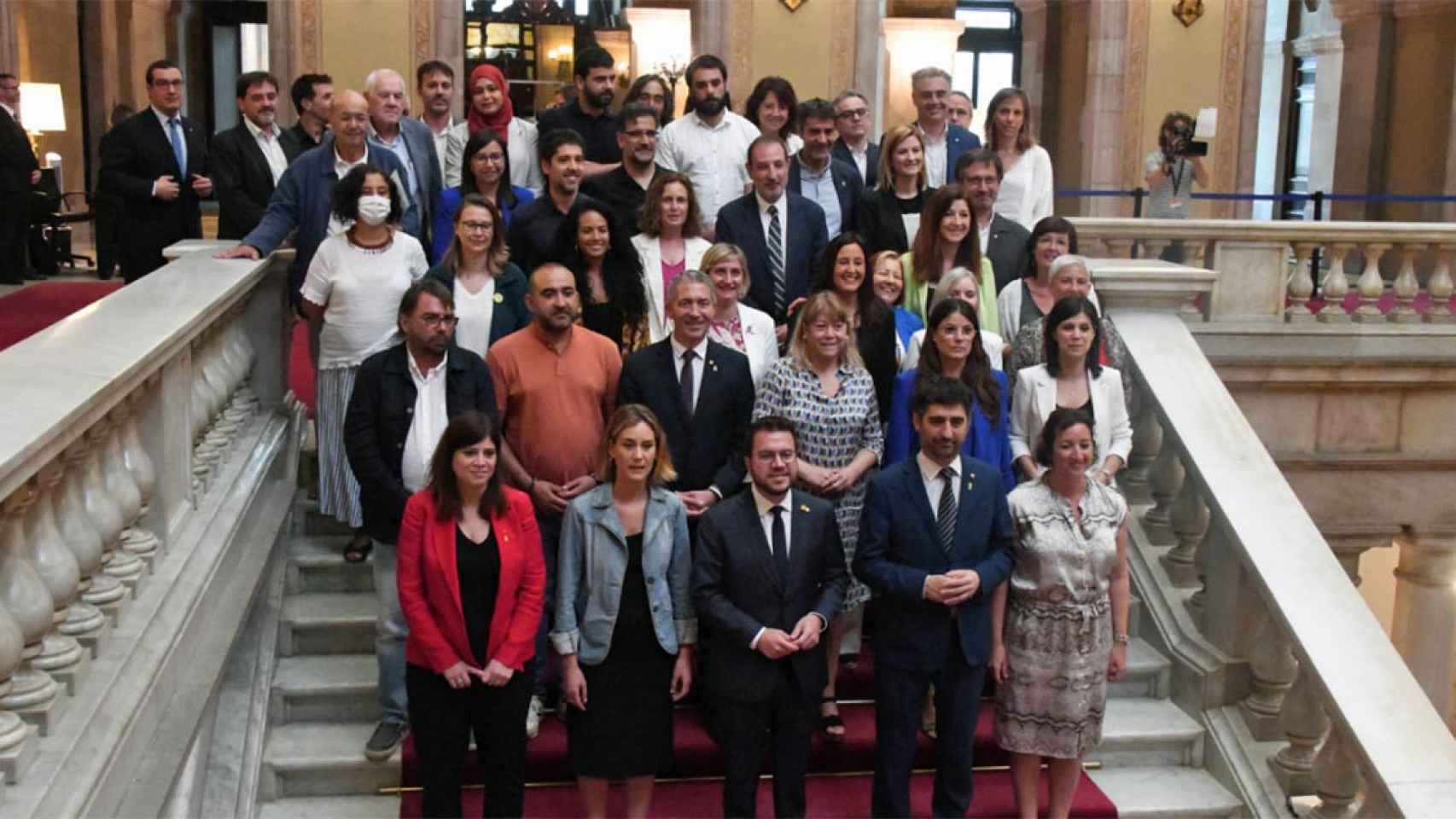 Foto de familia de ERC, Junts per Catalunya, En Comú Podem y PSC tras la aprobación de la ley que reconoce el castellano como lengua de enseñanza / PARLAMENT