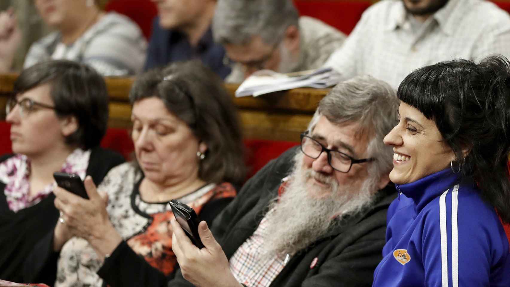 Los diputados de la CUP, Anna Gabriel (d), Joan Garriga (2d), Gabriela Serra (2i) y Mireia Boya (i), durante el pleno del Parlament / EFE