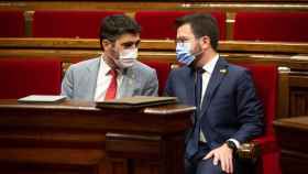 Pere Aragonès (ERC), presidente de la Generalitat de Cataluña, con Jordi Puigneró (JxCat) en el Parlament, donde se ha votado una moción sobre infraestructuras / EP