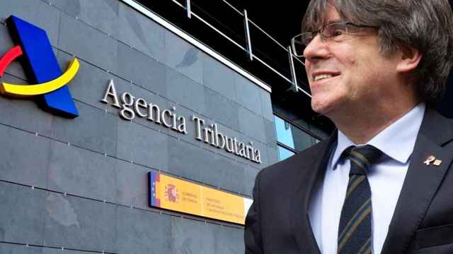 Carles Puigdemont, ante una sede de Hacienda / CG