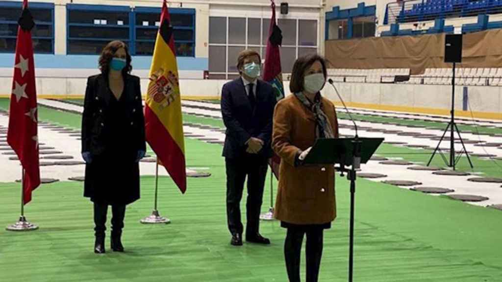 La ministra de Defensa, Margarita Robles, junto a la presidenta de la Comunidad de Madrid, Isabel Díaz Ayuso, y el alcalde de la capital, José Luis Martínez Almeida, en el Palacio de Hielo de Madrid / MINISTERIO DE DEFENSA