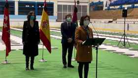 La ministra de Defensa, Margarita Robles, junto a la presidenta de la Comunidad de Madrid, Isabel Díaz Ayuso, y el alcalde de la capital, José Luis Martínez Almeida, en el Palacio de Hielo de Madrid / MINISTERIO DE DEFENSA