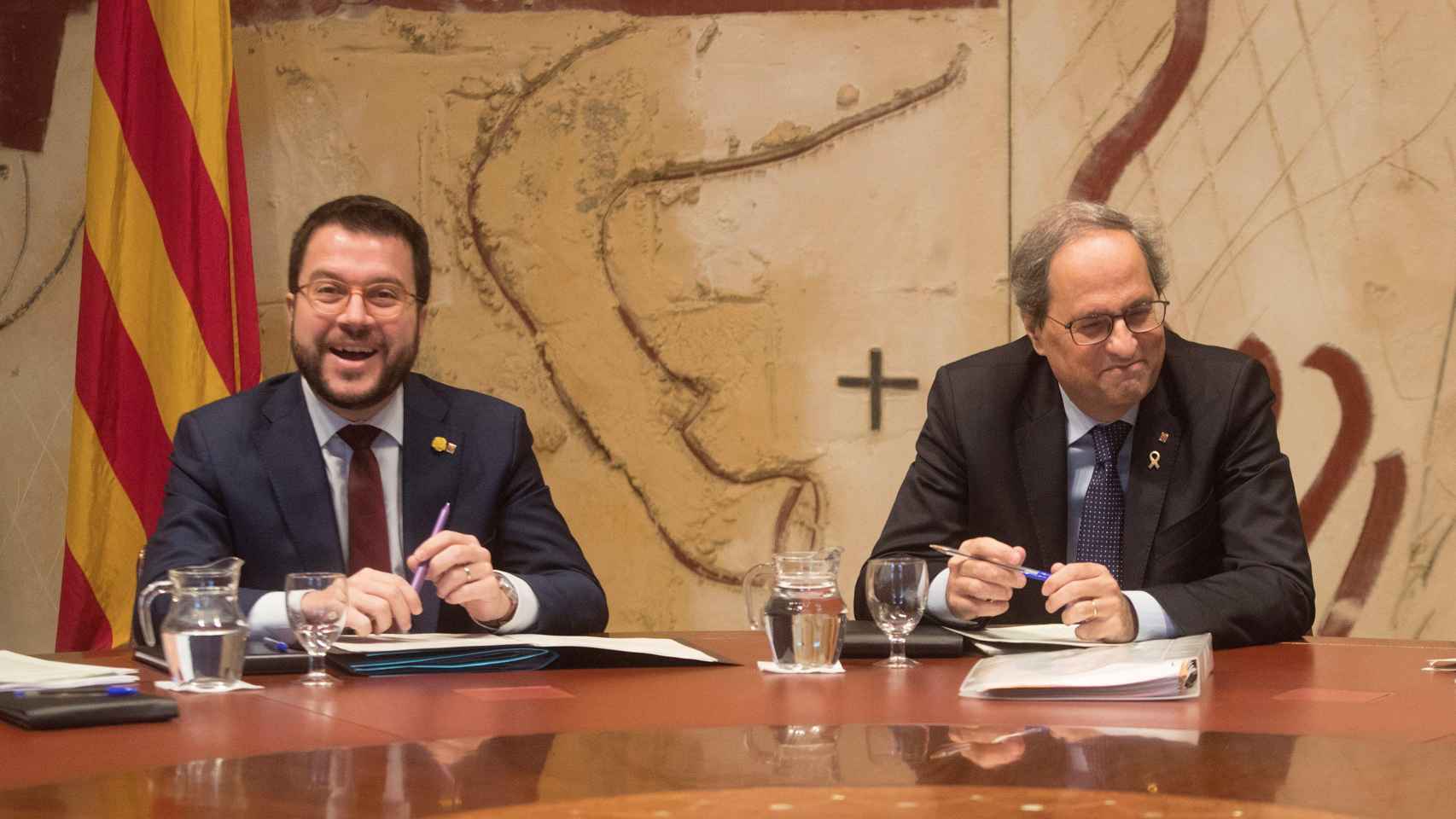 El vicepresidente del Govern y hombre fuerte de Esquerra, Pere Aragonès, junto al presidente de la Generalitat, Quim Torra, de Junts per Catalunya / EFE