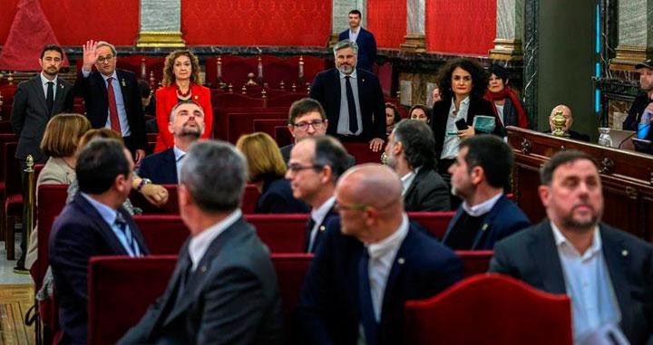 La imagen más significativa de las primeras sesiones del juicio en el Tribunal Supremo: tres de los acusados no responden al saludo de Quim Torra / EFE